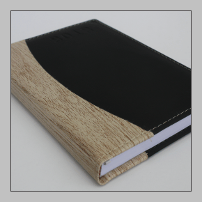 Caderno coom verniz localizado e laminalçao BOPP