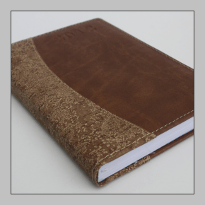 Caderno coom verniz localizado e laminalçao BOPP