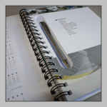 Caderno capa dura com recorte para caneta no miolo